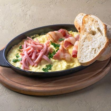 Скрэмбл из двух яиц с беконом и ветчиной