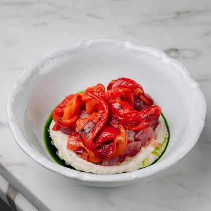 Печеный перец "Рамиро" с тунцом и соусом тоннато