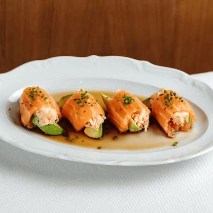 Лайт-ролл с лососем и крабом