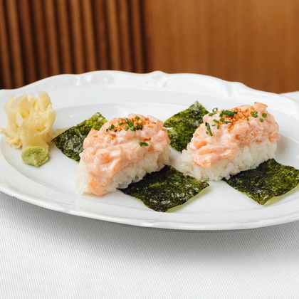 Хэнд-ролл с лососем