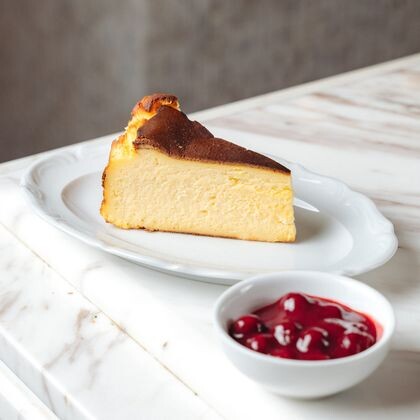 Баскский чизкейк с соусом из вишни