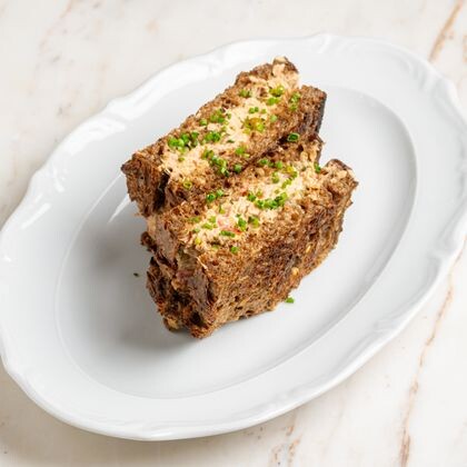 Ржаной сэндвич с тунцом, томатами и битыми огурцами