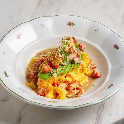 Скрембл с крабом, авокадо и томатами