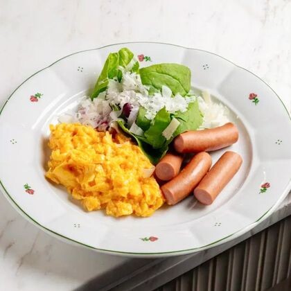 Скрембл с пармезаном и сосисками