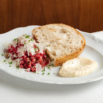 Тартар из говядины с кремом из анчоусов