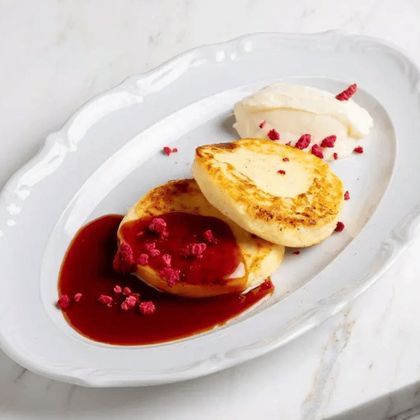 Сырники с солёной карамелью и муссом из белого шоколада