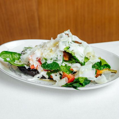 Печёный баклажан с томатами и страчателлой