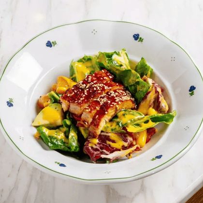 Салат с копчёным угрем, манго и авокадо