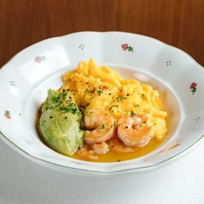 Скрембл с креветкой и мятым авокадо