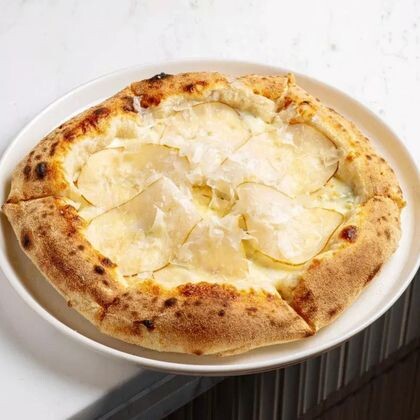 Пицца с грушей и горгонзолой