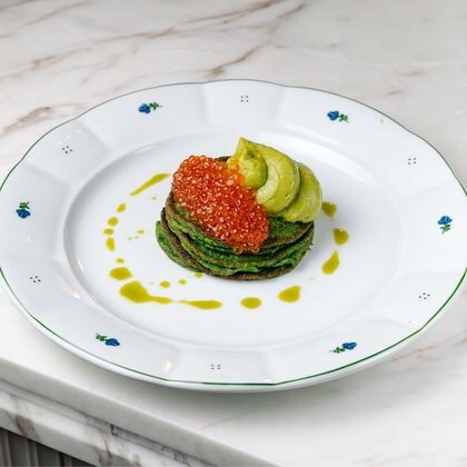 Оладьи из кабачков с красной икрой и гуакамоле