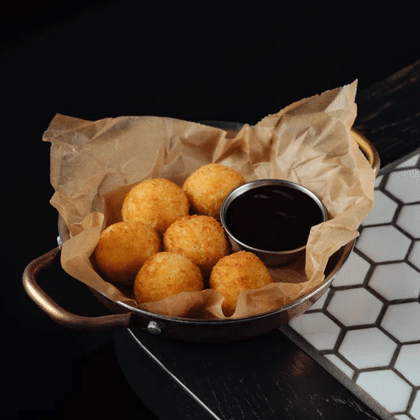 Сырные крокеты с брусничным соусом