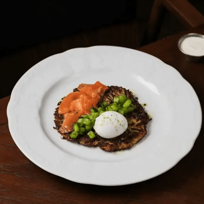 Картофельный драник с лососем и сметаной