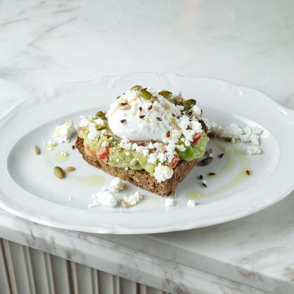 Тост с авокадо и яйцом пашот