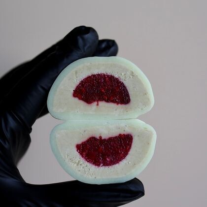 Малина-фисташка моти