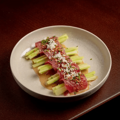 Тунец Еллоуфин, кунжутный дрессинг,огурцы