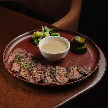 Скерт стейк, батат, перечный соус, битые огурцы