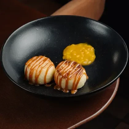 Сырники, ганаш из белого шоколада , манго