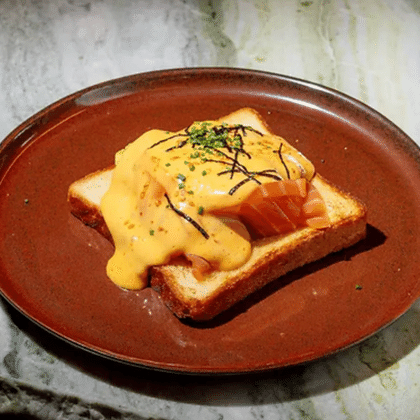 Бенедикт с лососем, кимчи голландез, нори