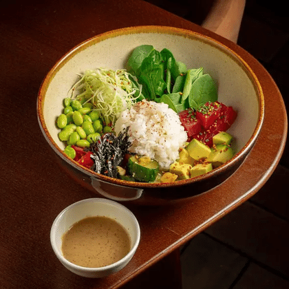 Поке с тунцом и кунжутной заправкой