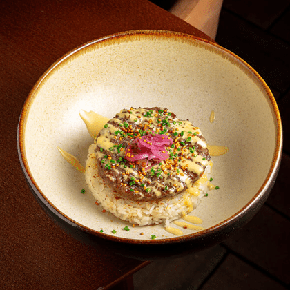 Котлета из говядины, рисовый кейк, cладкая горчица