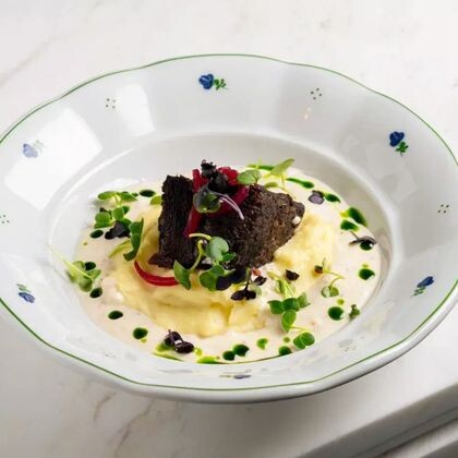 Говяжья щека с трюфельным пюре и соусом из кунжута