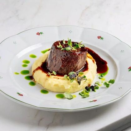 Стейк из говяжьей вырезки с картофельным пюре и трюфельным соусом
