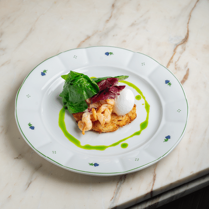 Драник с креветками и яйцом пашот