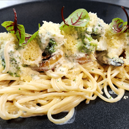 Спагетти с креветками и брокколи в белом винном соусе