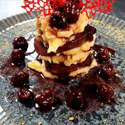 Говяжий язык с вишневым соусом и пюре