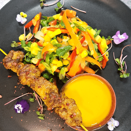 Теплый салат с манго и куриным филе