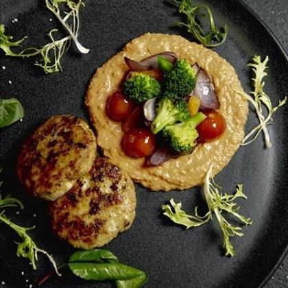 Куриные биточки с глазированными овощами