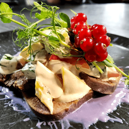 Говяжий язык с овощами и сливками