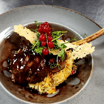 Телячья корейка с пловом и красным винным соусом