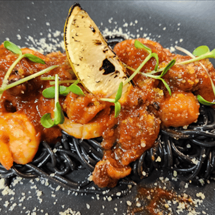 Черные спагетти с морепродуктами