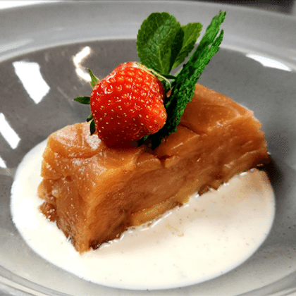 Яблочный десерт с ванильным соусом