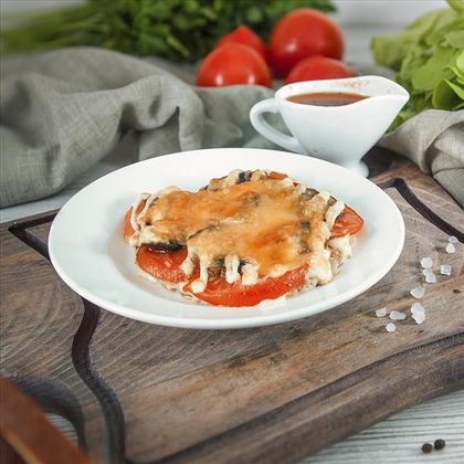 Отбивная с помидорами, грибами и сыром