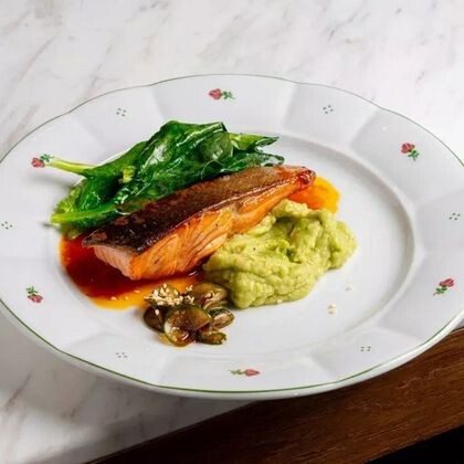 Лосось с мятым авокадо