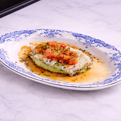 Кальмар на гриле с кремом из авокадо