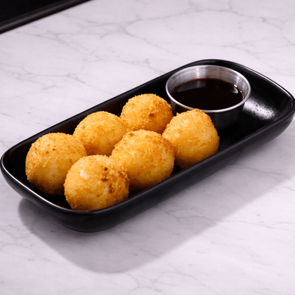 Сырные крокеты с черносмородиновым соусом