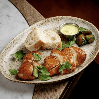 Цыпленок с битыми огурцами и соусом из хрена