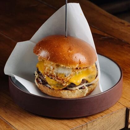 Бургер Техас с горгонзолой и жареным яйцом