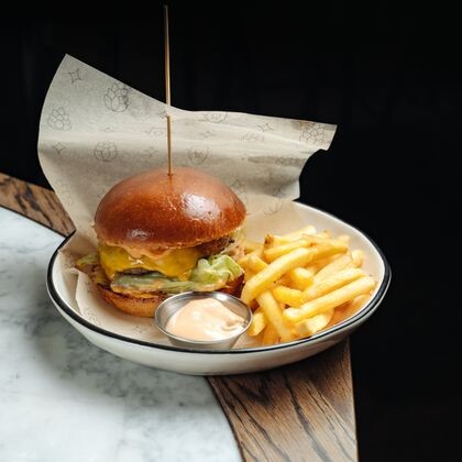 Брюггер с котлетой из говядины и картофелем фри