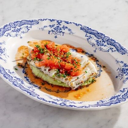 Кальмар на гриле с кремом из авокадо