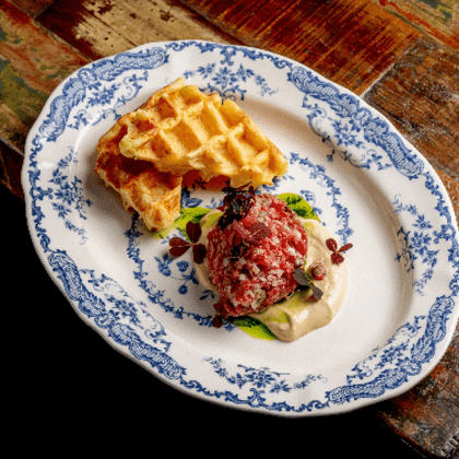 Тартар из говядины с картофельной вафлей