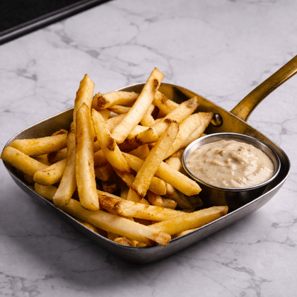 Картофель фри с трюфельным соусом и пармезаном