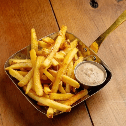 Картофель фри с трюфельным соусом и пармезаном