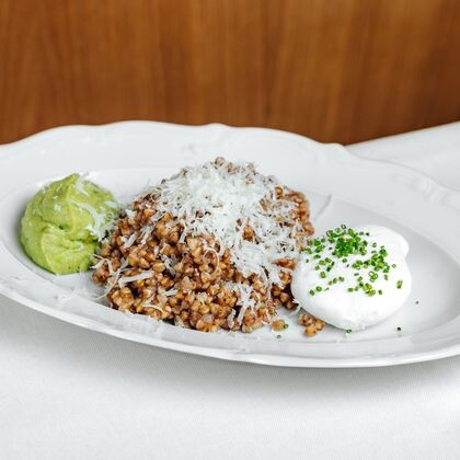 Греча с мятым авокадо и яйцом пашот