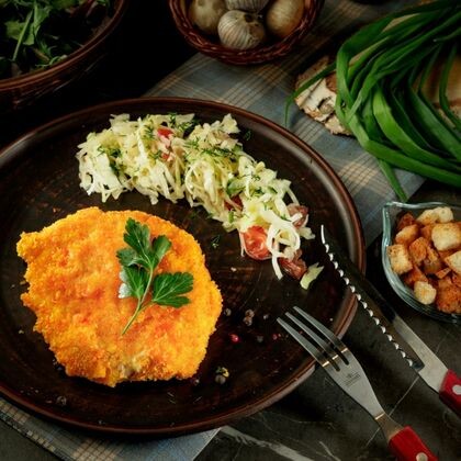 Куриный шницель с салатом 120/50 гр