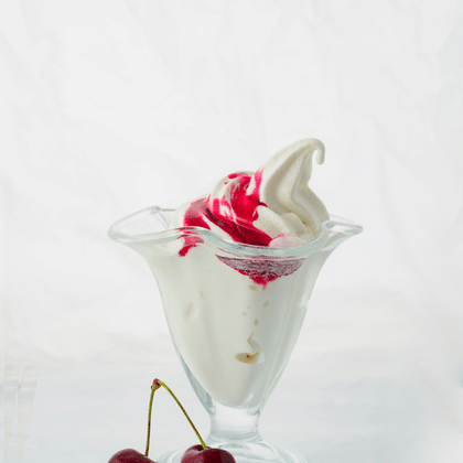 Мороженое с вишневым вареньем